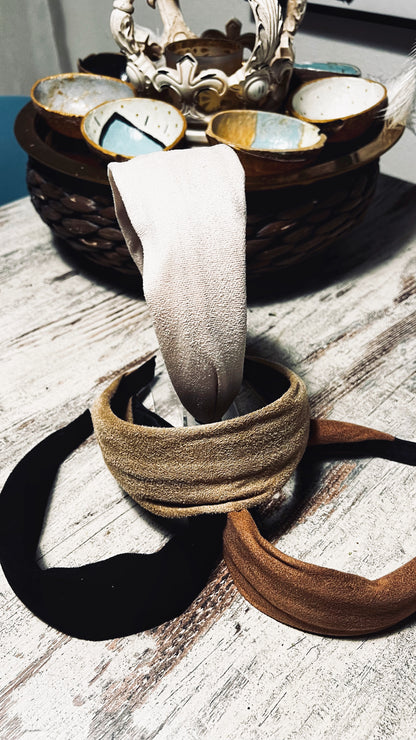 Breiter Haarreif in Wildleder-Optik