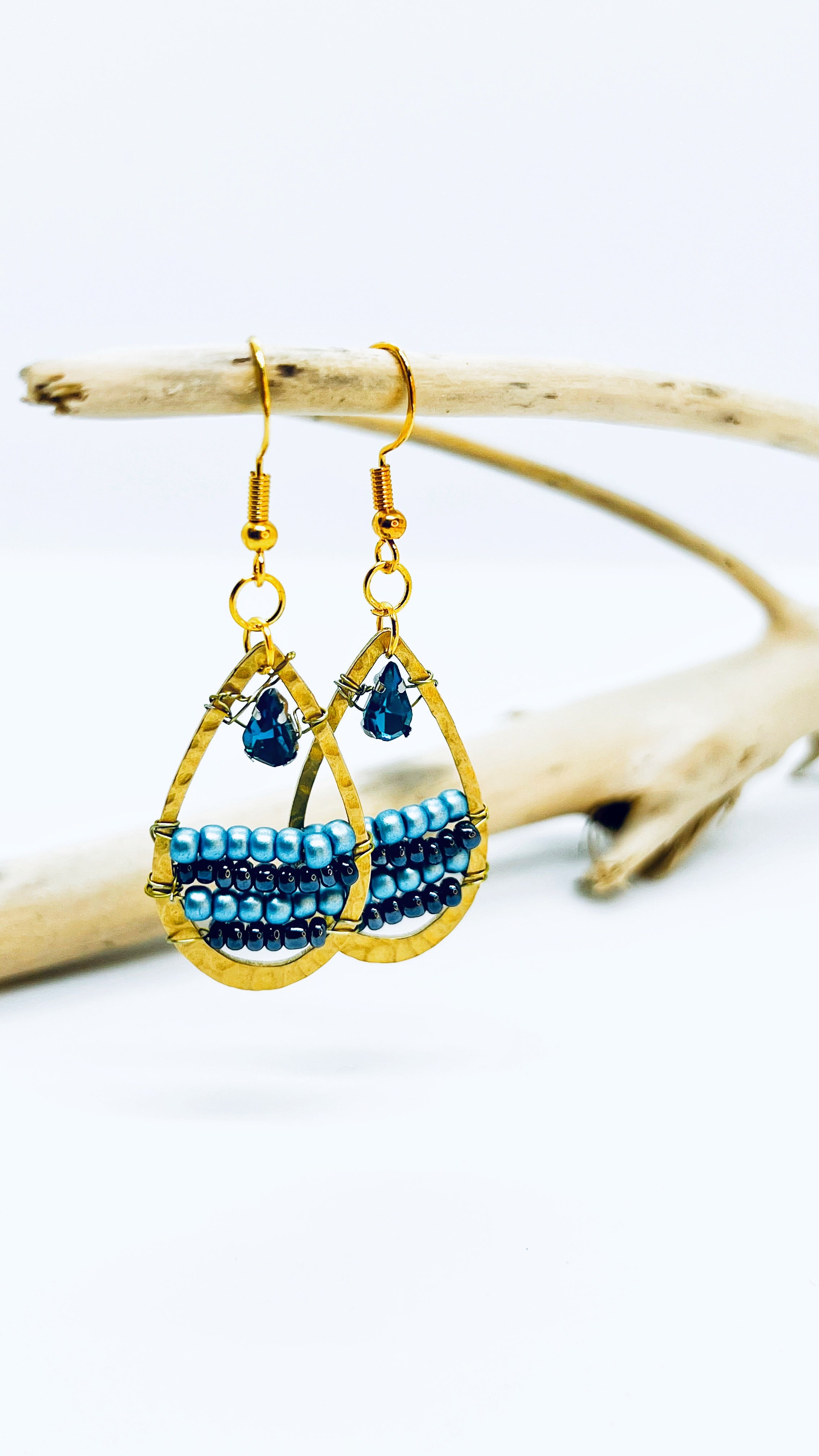 Goldige Ohrringe mit blauen Stein