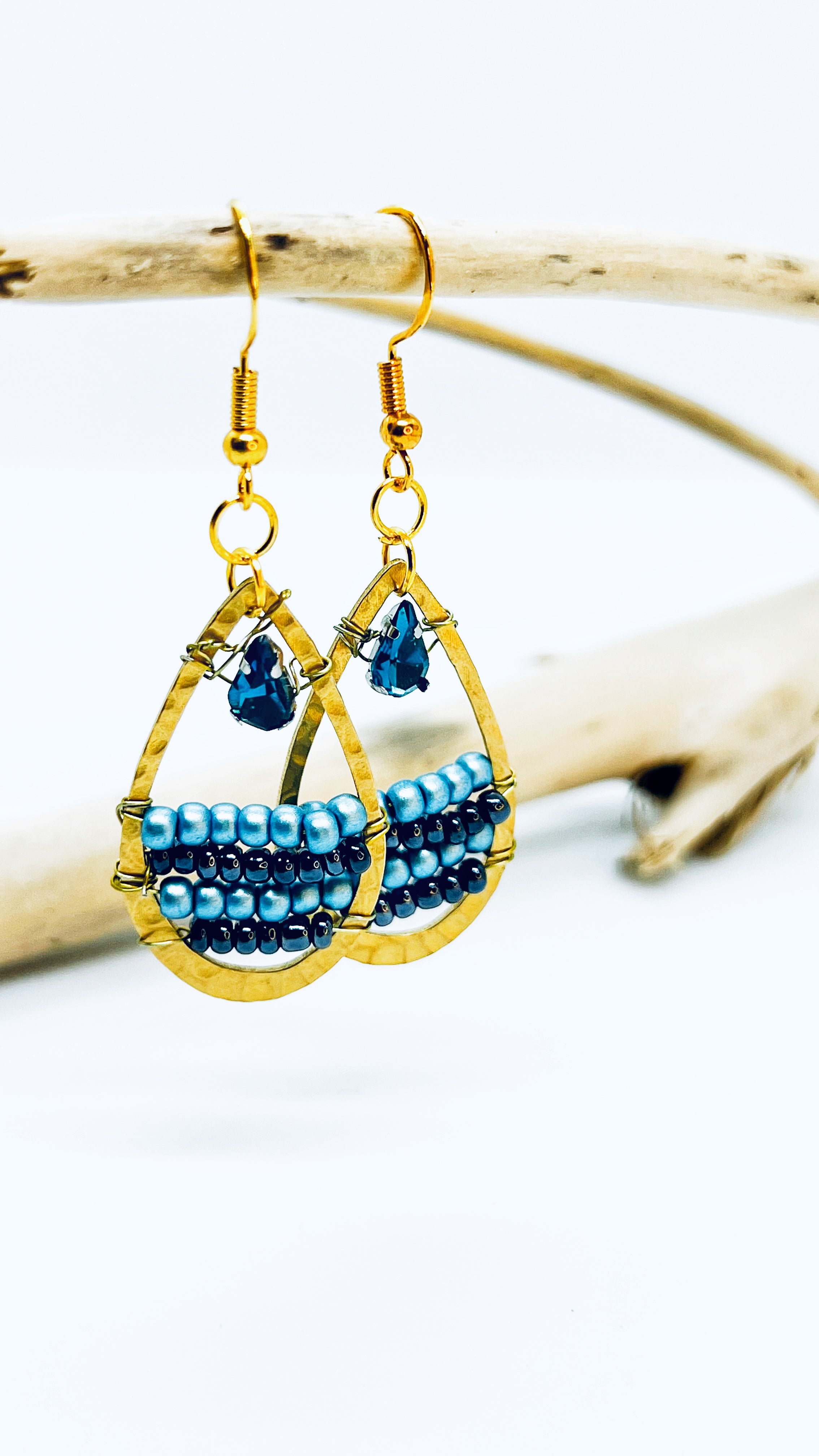 Goldige Ohrringe mit blauen Stein